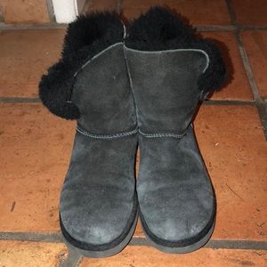 ☀️Sale-Black Ugg short Bailey Button used! Size 8